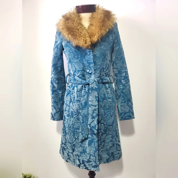 le chateau Jackets & Blazers - LE CHATEAU 70s style throwback belted jacket with faux fur collar. Size  xs
